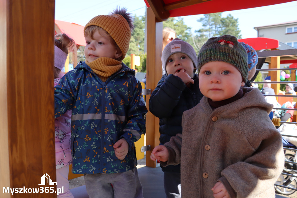 Fotorelacja: Nowe place zabaw przy Żłobkach Gminnych w Poraju i Żarkach-Letnisku