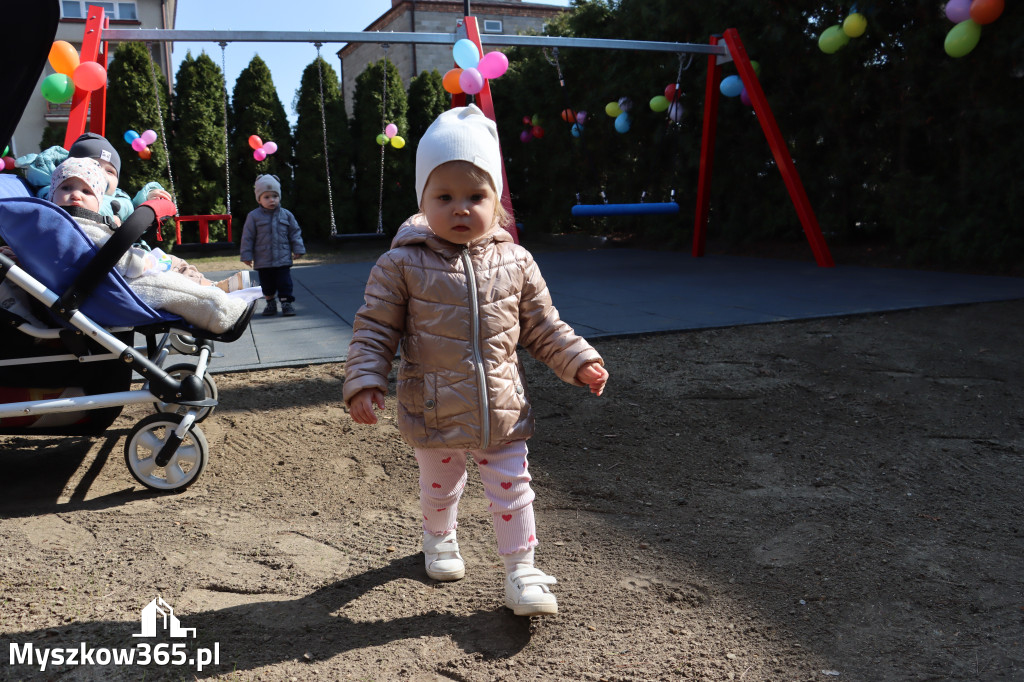 Fotorelacja: Nowe place zabaw przy Żłobkach Gminnych w Poraju i Żarkach-Letnisku