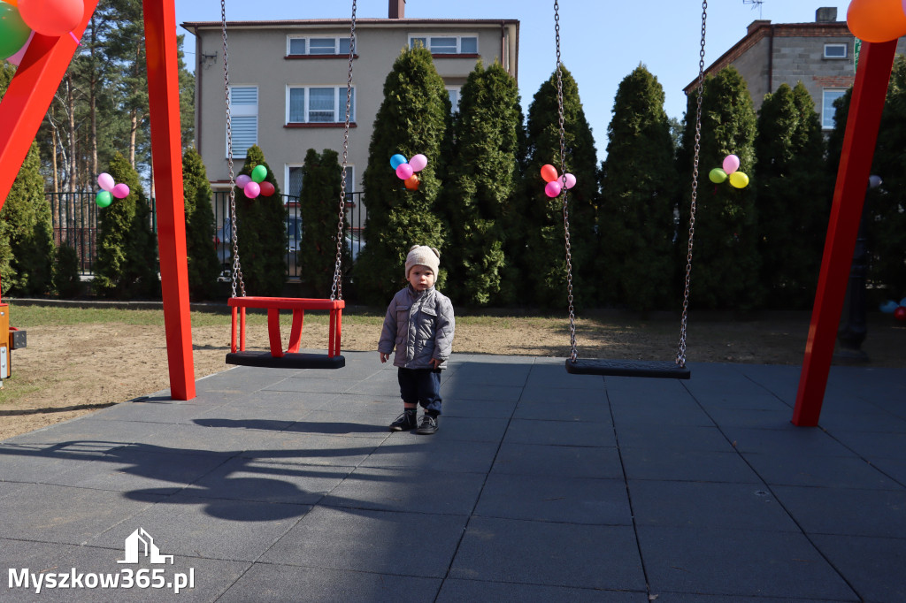 Fotorelacja: Nowe place zabaw przy Żłobkach Gminnych w Poraju i Żarkach-Letnisku