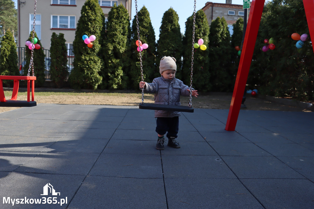Fotorelacja: Nowe place zabaw przy Żłobkach Gminnych w Poraju i Żarkach-Letnisku