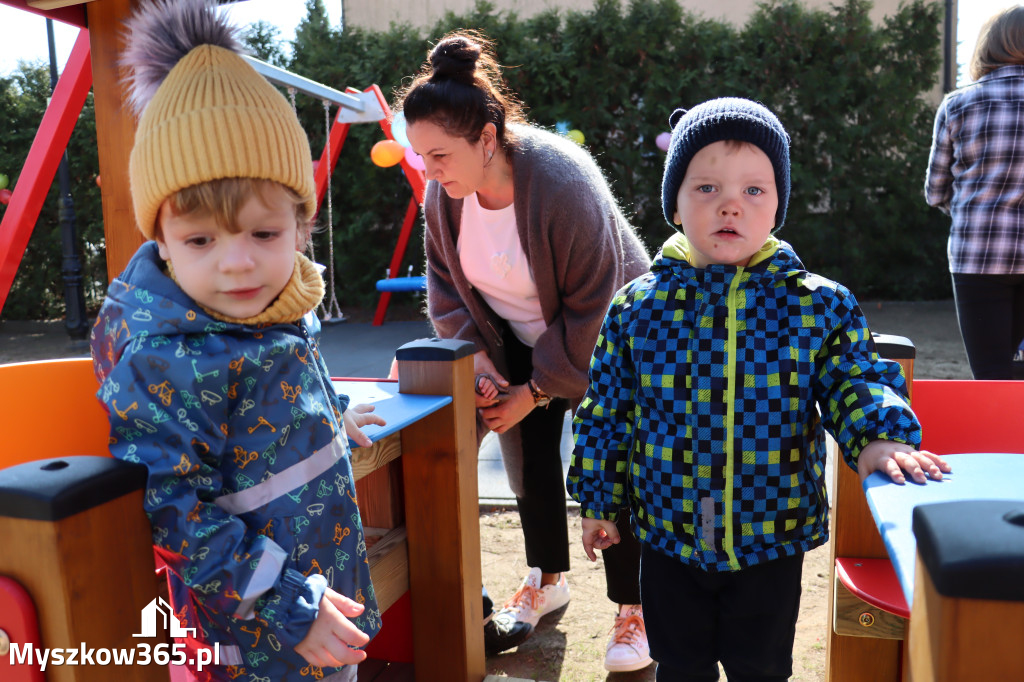 Fotorelacja: Nowe place zabaw przy Żłobkach Gminnych w Poraju i Żarkach-Letnisku
