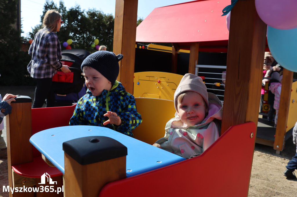 Fotorelacja: Nowe place zabaw przy Żłobkach Gminnych w Poraju i Żarkach-Letnisku