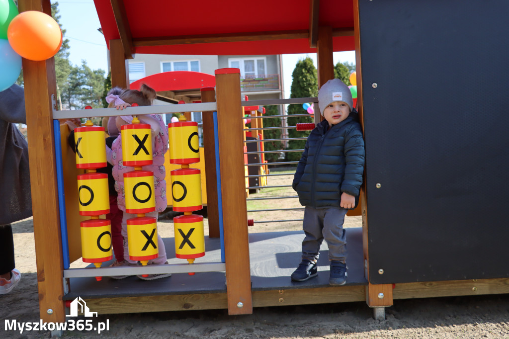 Fotorelacja: Nowe place zabaw przy Żłobkach Gminnych w Poraju i Żarkach-Letnisku