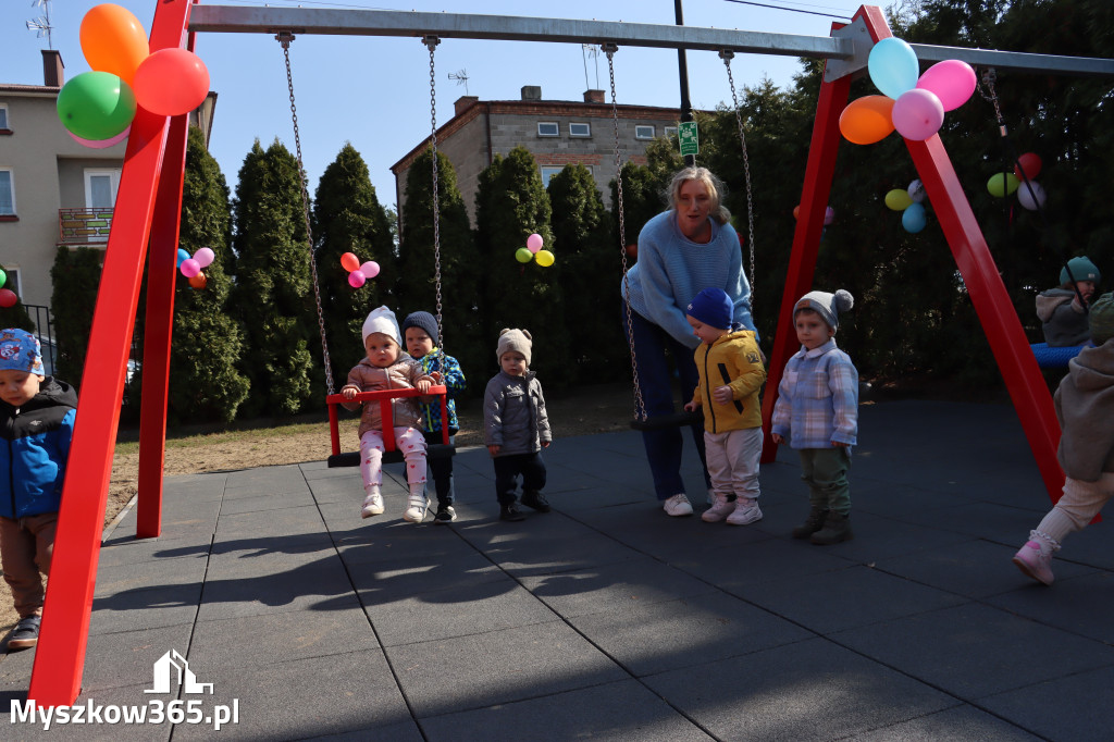 Fotorelacja: Nowe place zabaw przy Żłobkach Gminnych w Poraju i Żarkach-Letnisku