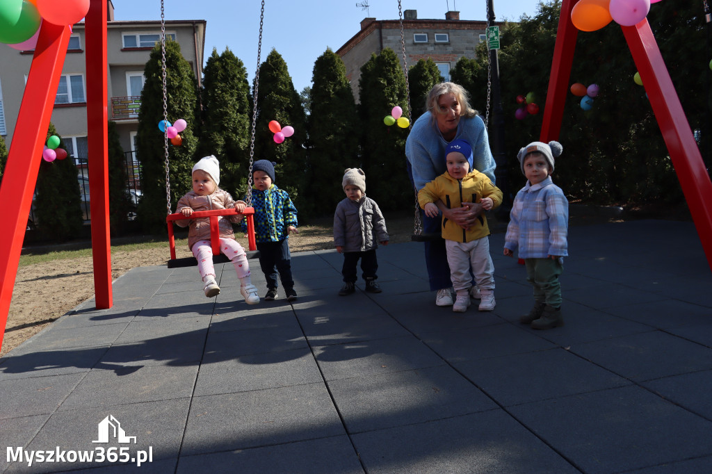 Fotorelacja: Nowe place zabaw przy Żłobkach Gminnych w Poraju i Żarkach-Letnisku