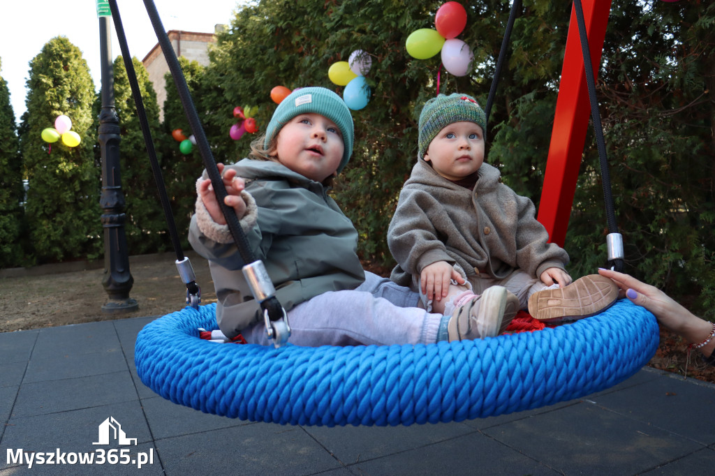 Fotorelacja: Nowe place zabaw przy Żłobkach Gminnych w Poraju i Żarkach-Letnisku