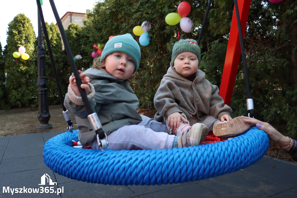 Fotorelacja: Nowe place zabaw przy Żłobkach Gminnych w Poraju i Żarkach-Letnisku