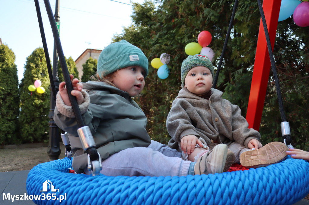 Fotorelacja: Nowe place zabaw przy Żłobkach Gminnych w Poraju i Żarkach-Letnisku
