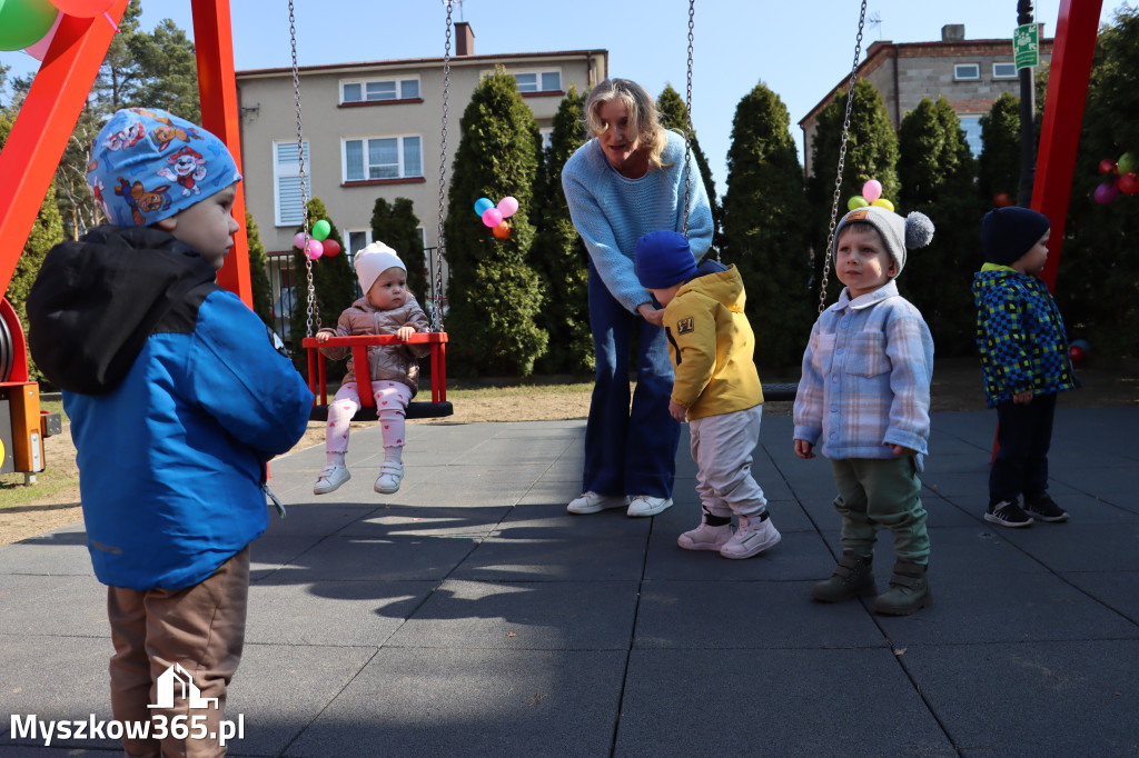 Fotorelacja: Nowe place zabaw przy Żłobkach Gminnych w Poraju i Żarkach-Letnisku