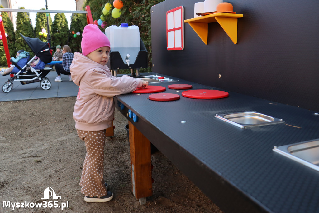 Fotorelacja: Nowe place zabaw przy Żłobkach Gminnych w Poraju i Żarkach-Letnisku