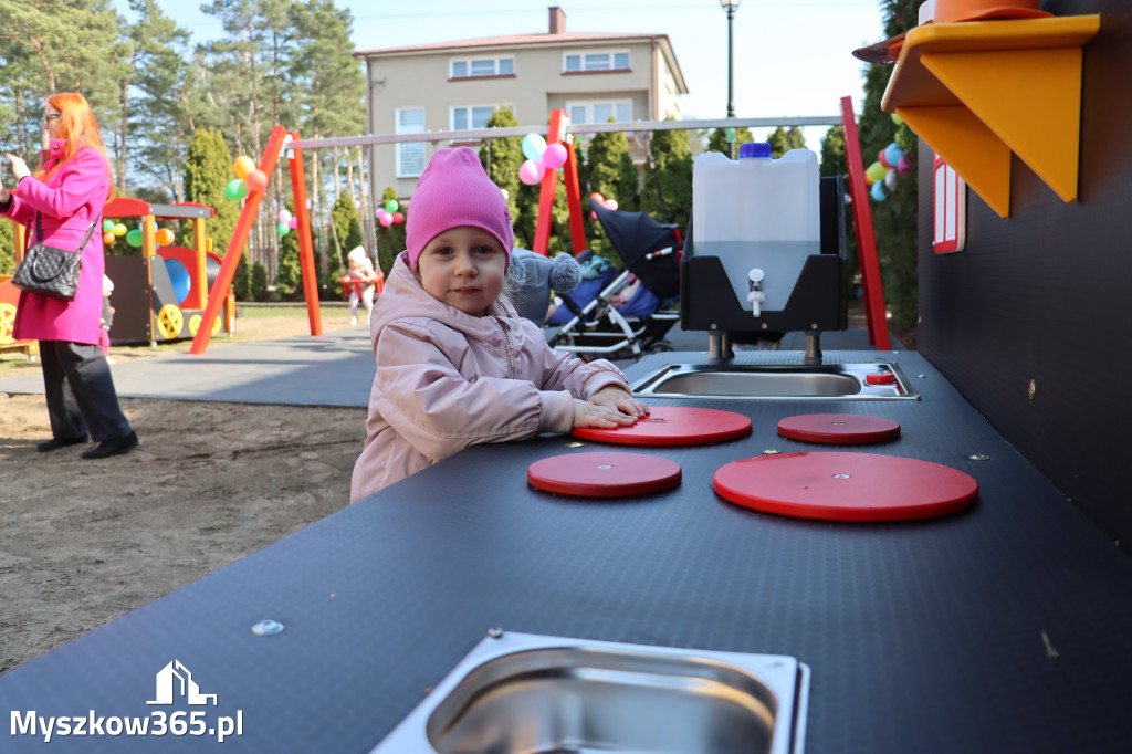Fotorelacja: Nowe place zabaw przy Żłobkach Gminnych w Poraju i Żarkach-Letnisku