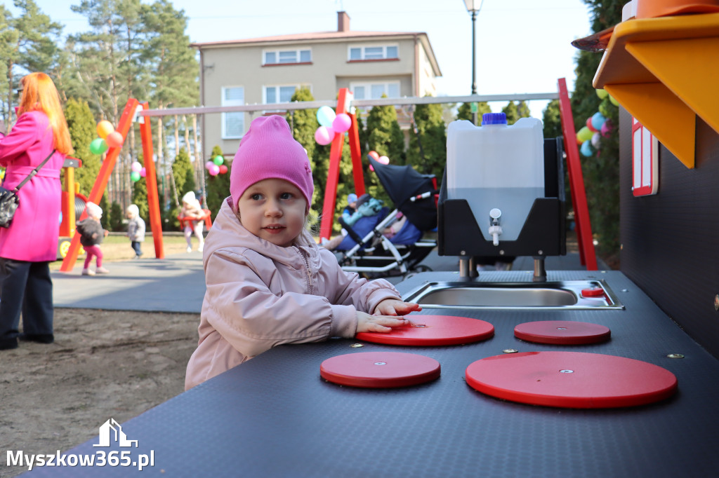 Fotorelacja: Nowe place zabaw przy Żłobkach Gminnych w Poraju i Żarkach-Letnisku