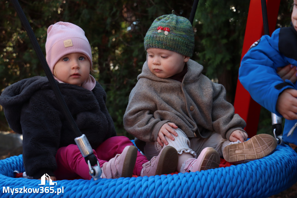 Fotorelacja: Nowe place zabaw przy Żłobkach Gminnych w Poraju i Żarkach-Letnisku