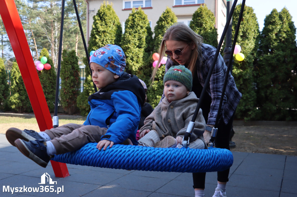 Fotorelacja: Nowe place zabaw przy Żłobkach Gminnych w Poraju i Żarkach-Letnisku