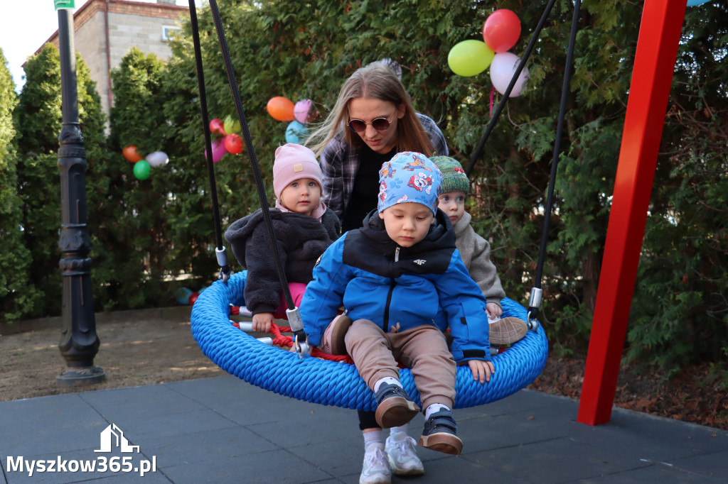 Fotorelacja: Nowe place zabaw przy Żłobkach Gminnych w Poraju i Żarkach-Letnisku