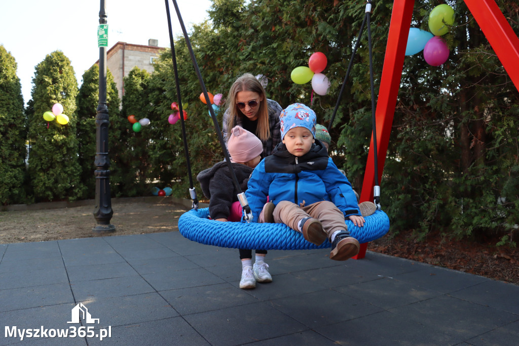 Fotorelacja: Nowe place zabaw przy Żłobkach Gminnych w Poraju i Żarkach-Letnisku
