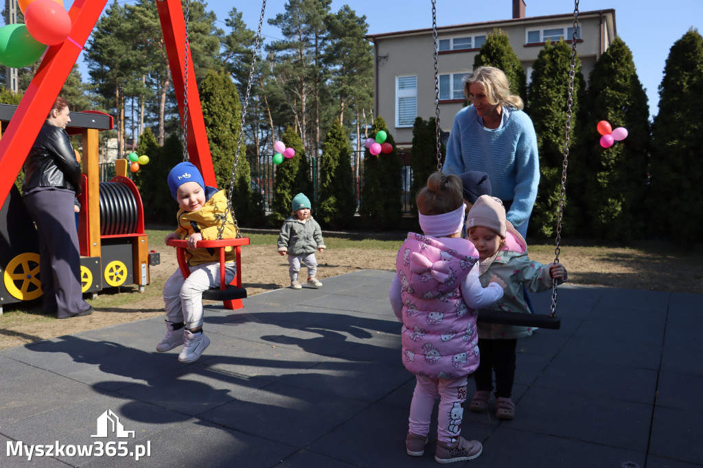Fotorelacja: Nowe place zabaw przy Żłobkach Gminnych w Poraju i Żarkach-Letnisku