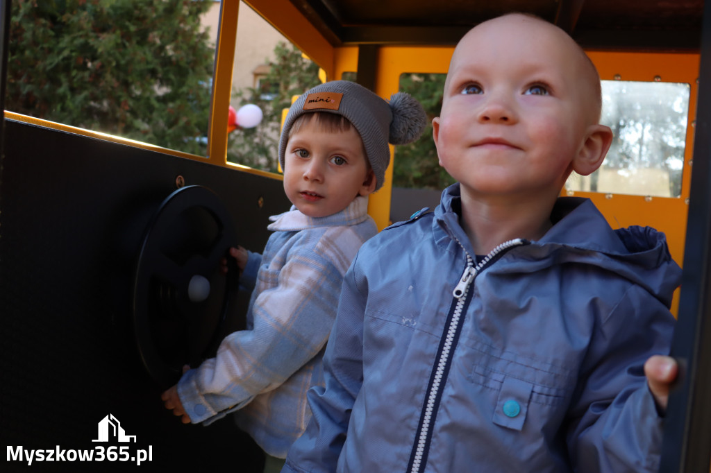 Fotorelacja: Nowe place zabaw przy Żłobkach Gminnych w Poraju i Żarkach-Letnisku