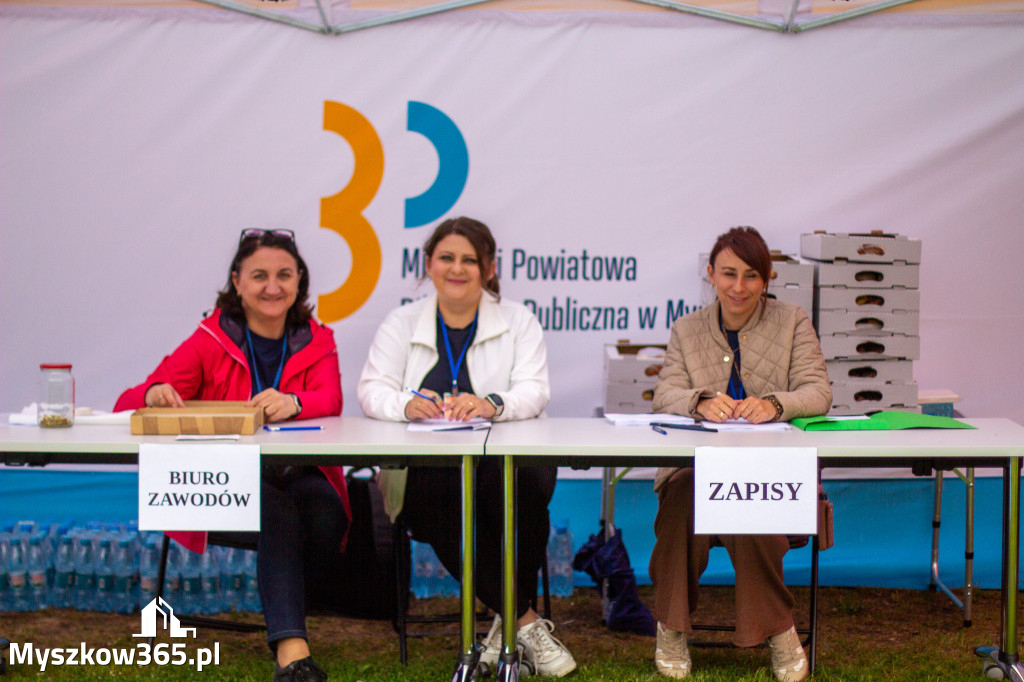 Fotorelacja: VIII Familijny Biegu z Książką w Myszkowie OCZYTANI BIEGACZE