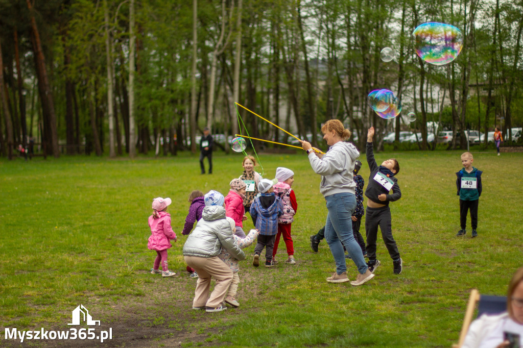Fotorelacja: VIII Familijny Biegu z Książką w Myszkowie OCZYTANI BIEGACZE