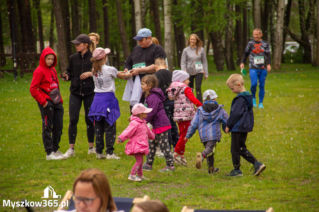 Fotorelacja: VIII Familijny Biegu z Książką w Myszkowie OCZYTANI BIEGACZE