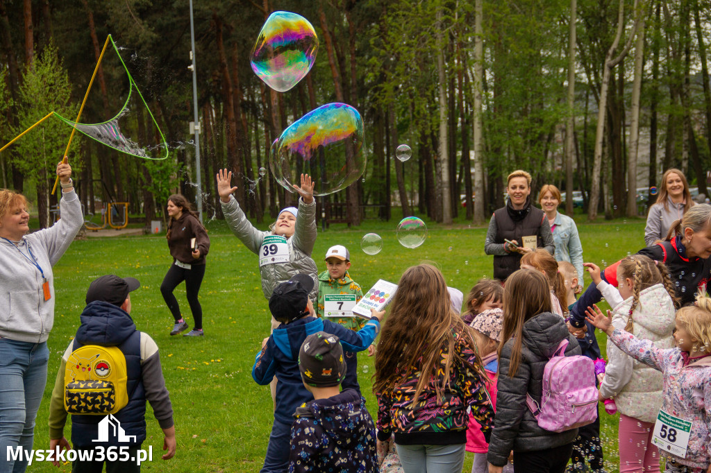 Fotorelacja: VIII Familijny Biegu z Książką w Myszkowie OCZYTANI BIEGACZE