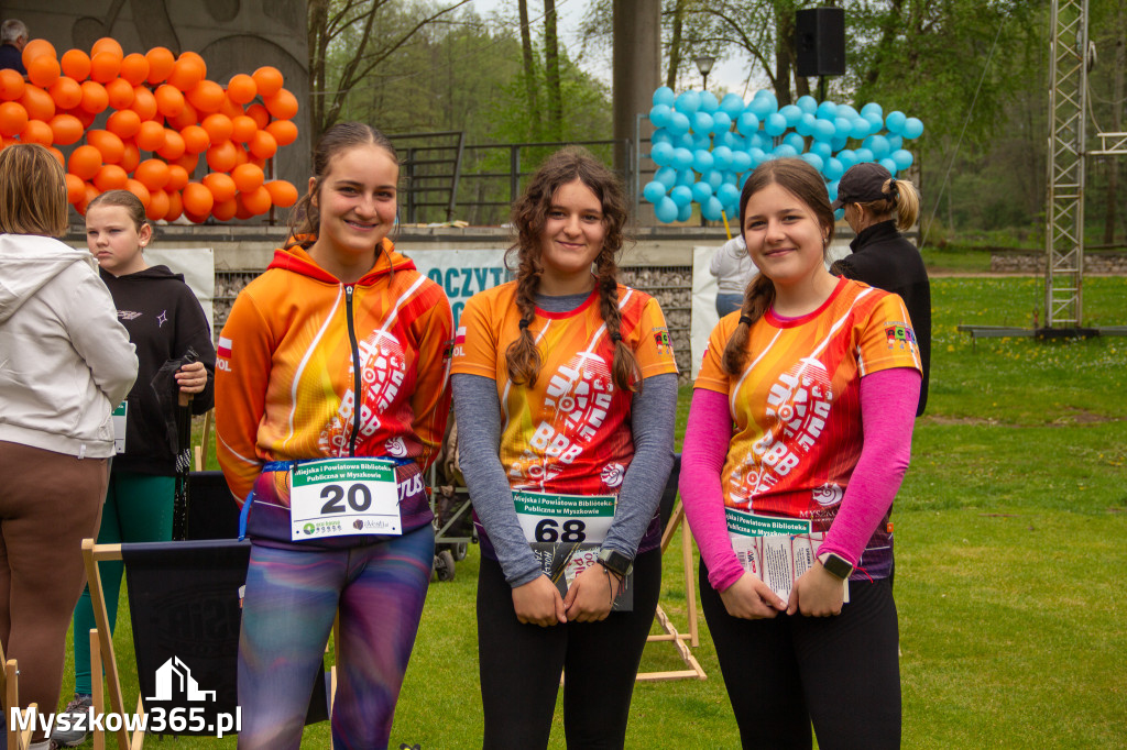 Fotorelacja: VIII Familijny Biegu z Książką w Myszkowie OCZYTANI BIEGACZE