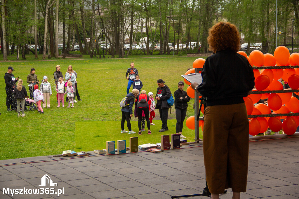 Fotorelacja: VIII Familijny Biegu z Książką w Myszkowie OCZYTANI BIEGACZE