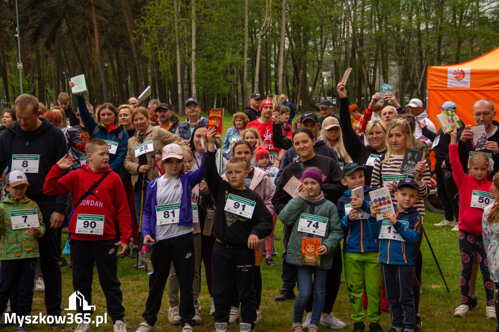 Fotorelacja: VIII Familijny Biegu z Książką w Myszkowie OCZYTANI BIEGACZE