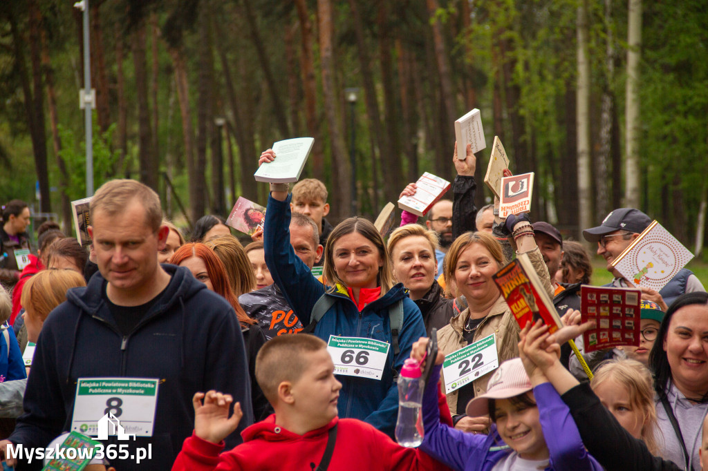 Fotorelacja: VIII Familijny Biegu z Książką w Myszkowie OCZYTANI BIEGACZE