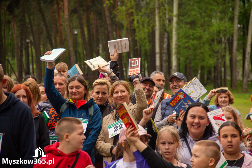 Fotorelacja: VIII Familijny Biegu z Książką w Myszkowie OCZYTANI BIEGACZE