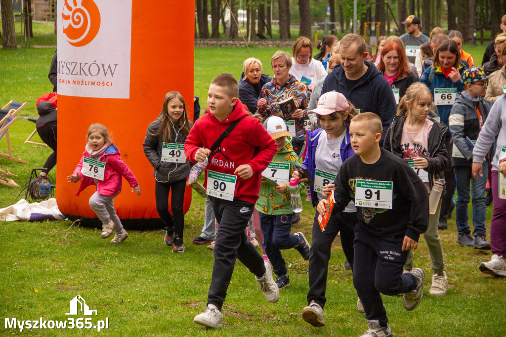 Fotorelacja: VIII Familijny Biegu z Książką w Myszkowie OCZYTANI BIEGACZE