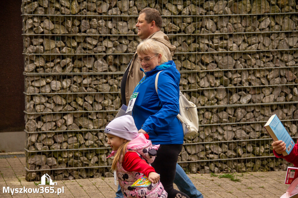 Fotorelacja: VIII Familijny Biegu z Książką w Myszkowie OCZYTANI BIEGACZE