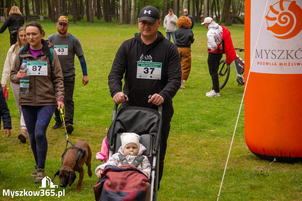 Fotorelacja: VIII Familijny Biegu z Książką w Myszkowie OCZYTANI BIEGACZE