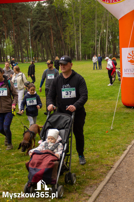 Fotorelacja: VIII Familijny Biegu z Książką w Myszkowie OCZYTANI BIEGACZE