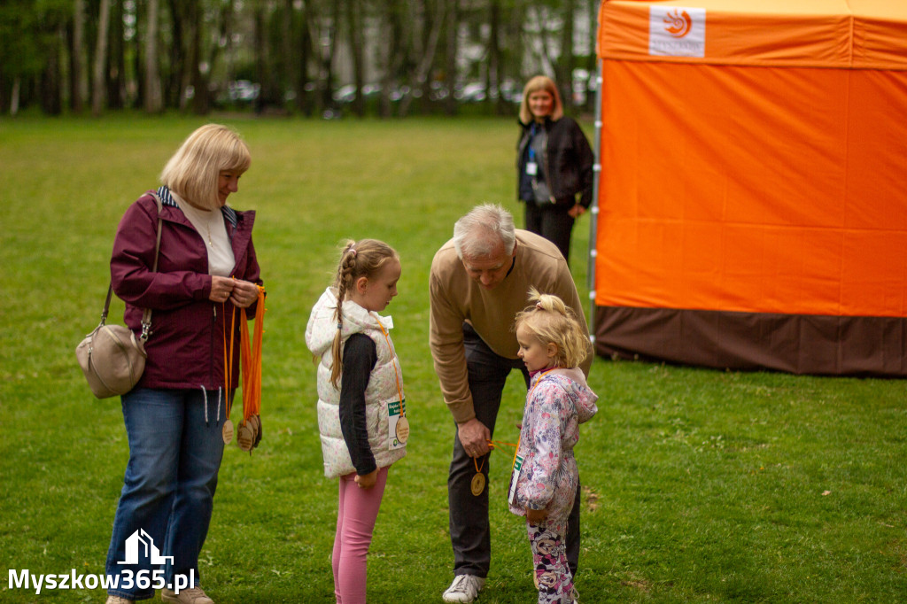 Fotorelacja: VIII Familijny Biegu z Książką w Myszkowie OCZYTANI BIEGACZE