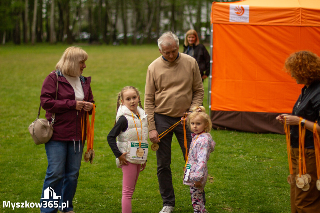 Fotorelacja: VIII Familijny Biegu z Książką w Myszkowie OCZYTANI BIEGACZE