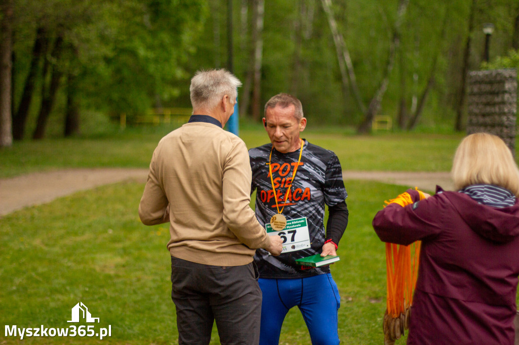 Fotorelacja: VIII Familijny Biegu z Książką w Myszkowie OCZYTANI BIEGACZE