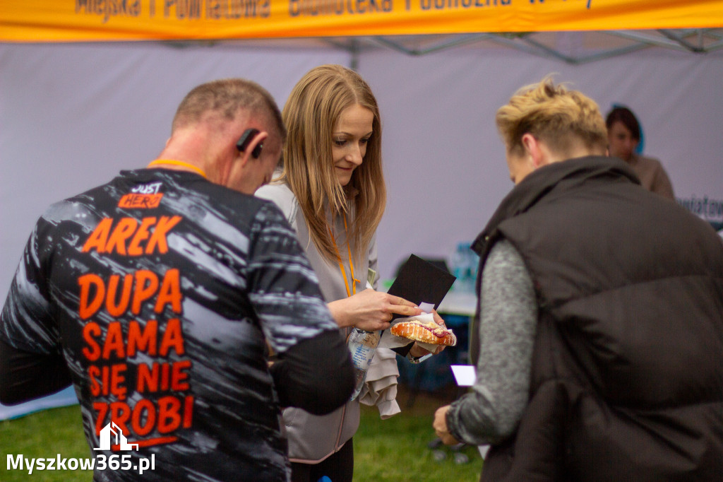 Fotorelacja: VIII Familijny Biegu z Książką w Myszkowie OCZYTANI BIEGACZE