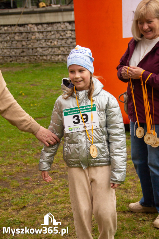 Fotorelacja: VIII Familijny Biegu z Książką w Myszkowie OCZYTANI BIEGACZE