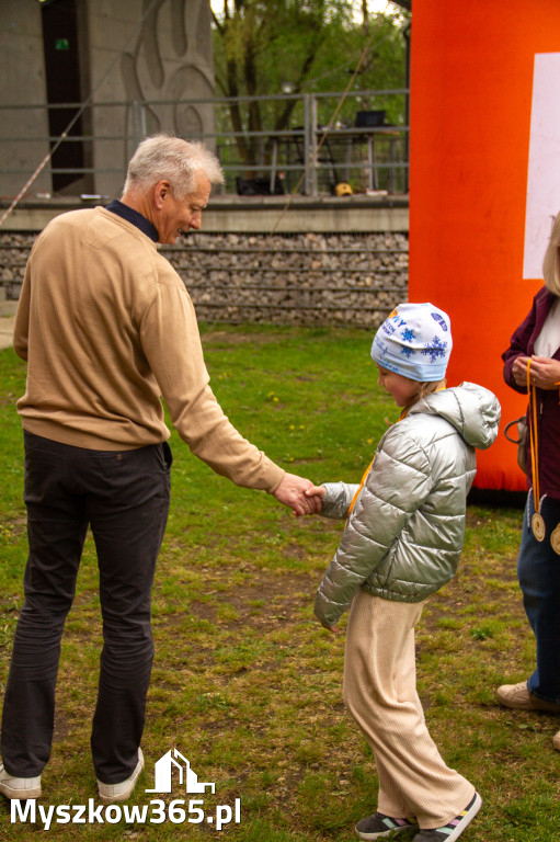 Fotorelacja: VIII Familijny Biegu z Książką w Myszkowie OCZYTANI BIEGACZE