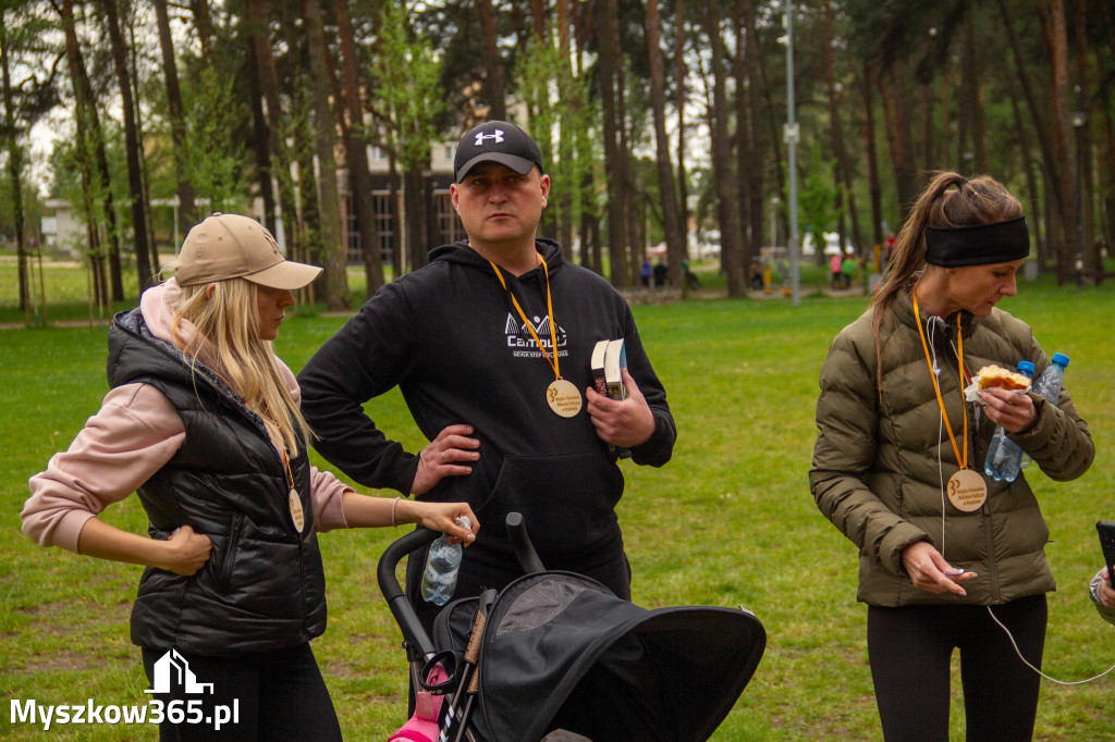 Fotorelacja: VIII Familijny Biegu z Książką w Myszkowie OCZYTANI BIEGACZE