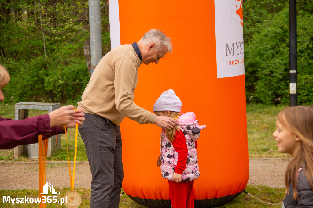 Fotorelacja: VIII Familijny Biegu z Książką w Myszkowie OCZYTANI BIEGACZE
