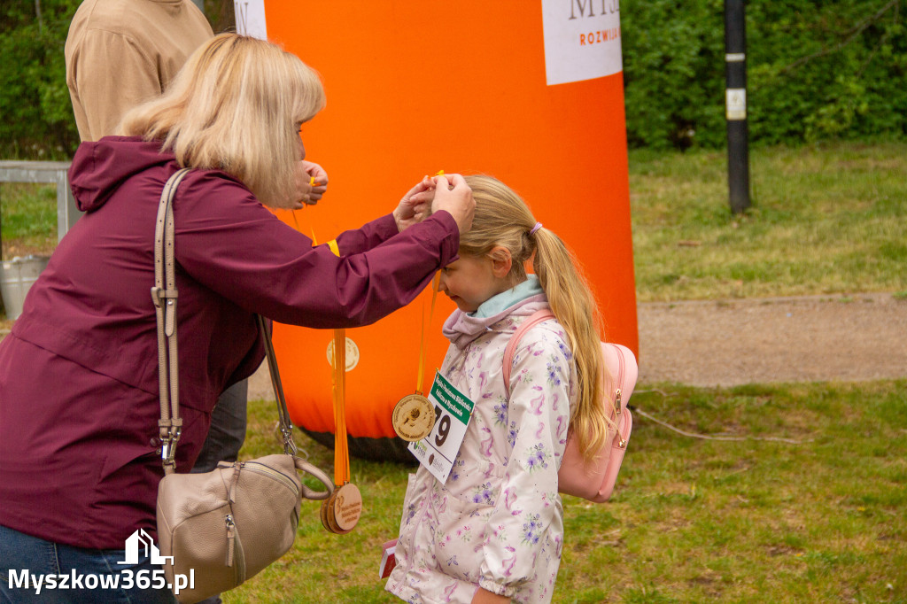 Fotorelacja: VIII Familijny Biegu z Książką w Myszkowie OCZYTANI BIEGACZE