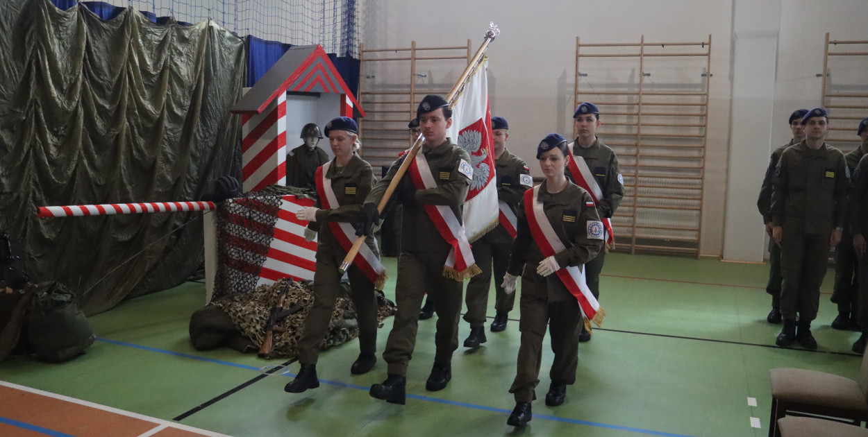 Fotorelacja: Pokaz Musztry Paradnej w wykonaniu uczniów Kwiatkowskiego w Myszkowie