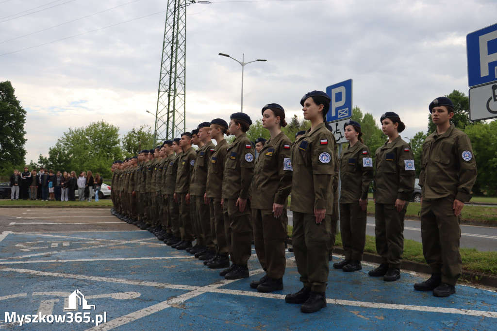 Fotorelacja: Pokaz Musztry Paradnej w wykonaniu uczniów Kwiatkowskiego w Myszkowie