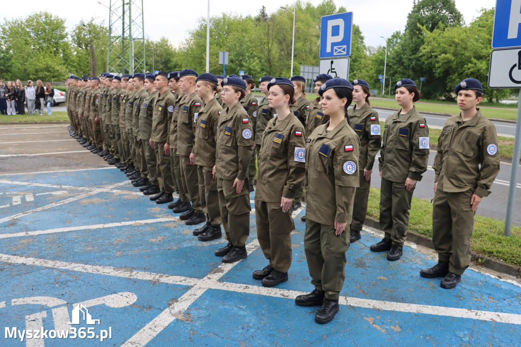 Fotorelacja: Pokaz Musztry Paradnej w wykonaniu uczniów Kwiatkowskiego w Myszkowie