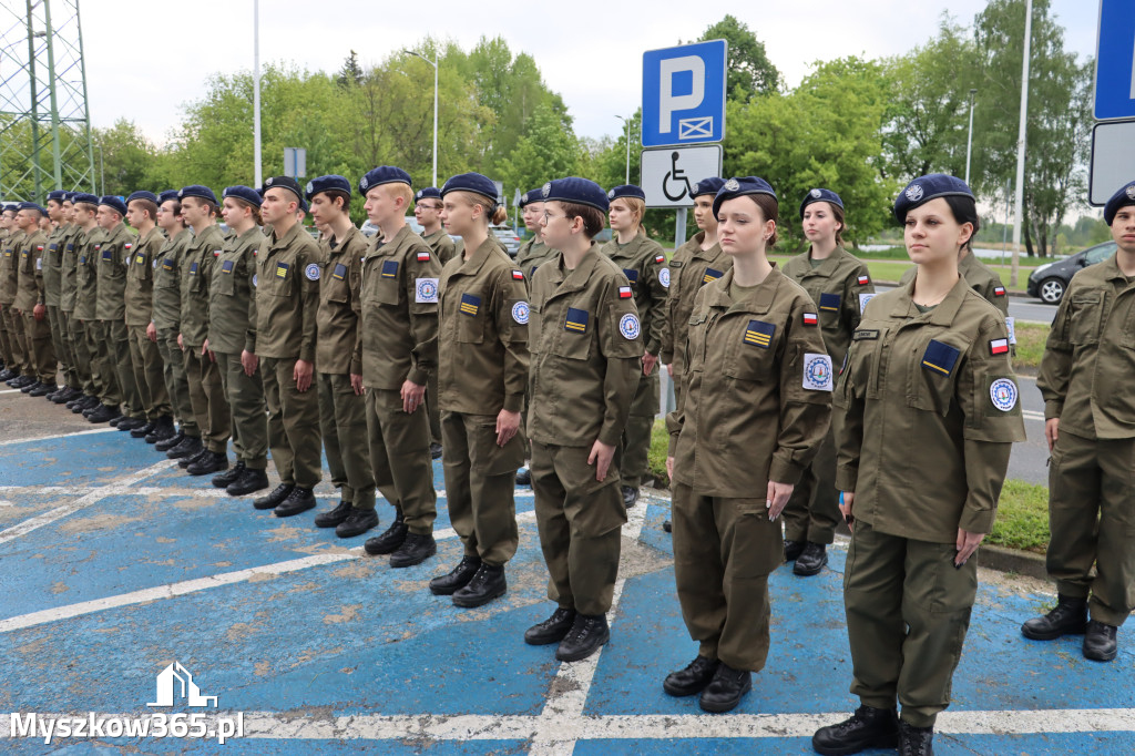 Fotorelacja: Pokaz Musztry Paradnej w wykonaniu uczniów Kwiatkowskiego w Myszkowie