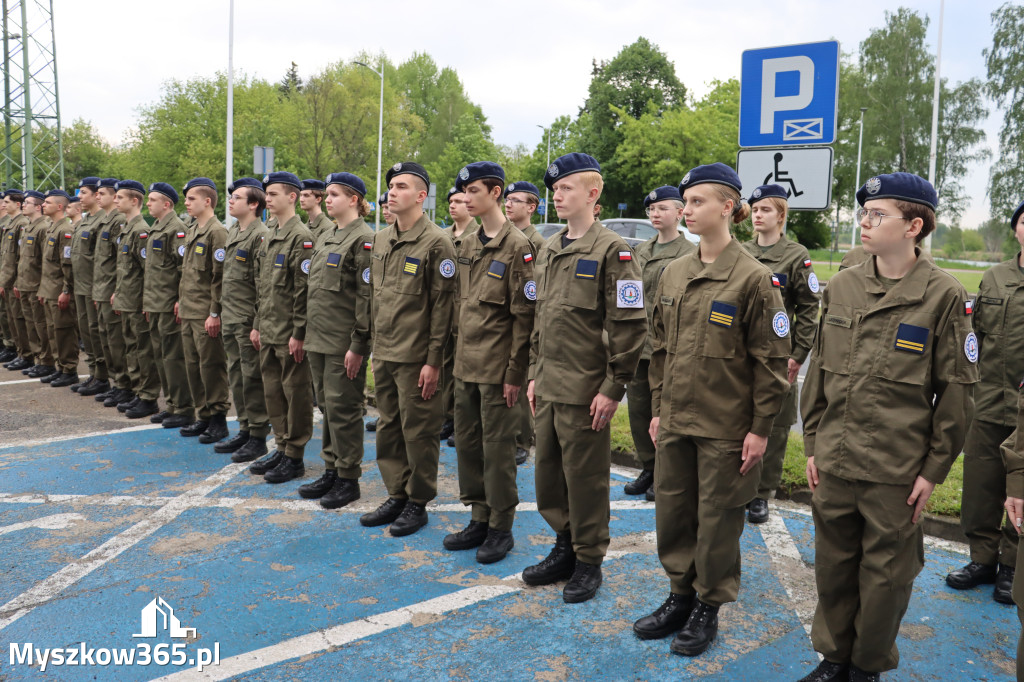 Fotorelacja: Pokaz Musztry Paradnej w wykonaniu uczniów Kwiatkowskiego w Myszkowie