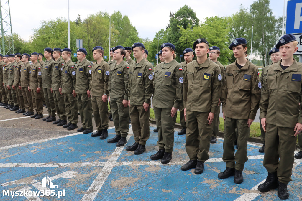 Fotorelacja: Pokaz Musztry Paradnej w wykonaniu uczniów Kwiatkowskiego w Myszkowie